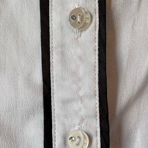 Elegant White Blouse with Black Trim - Picture 6 of 7